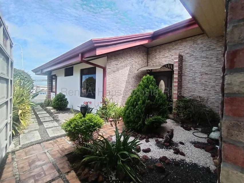 CASA EN VENTA EN MERCEDES HEREDIA - Venta en Mercedes