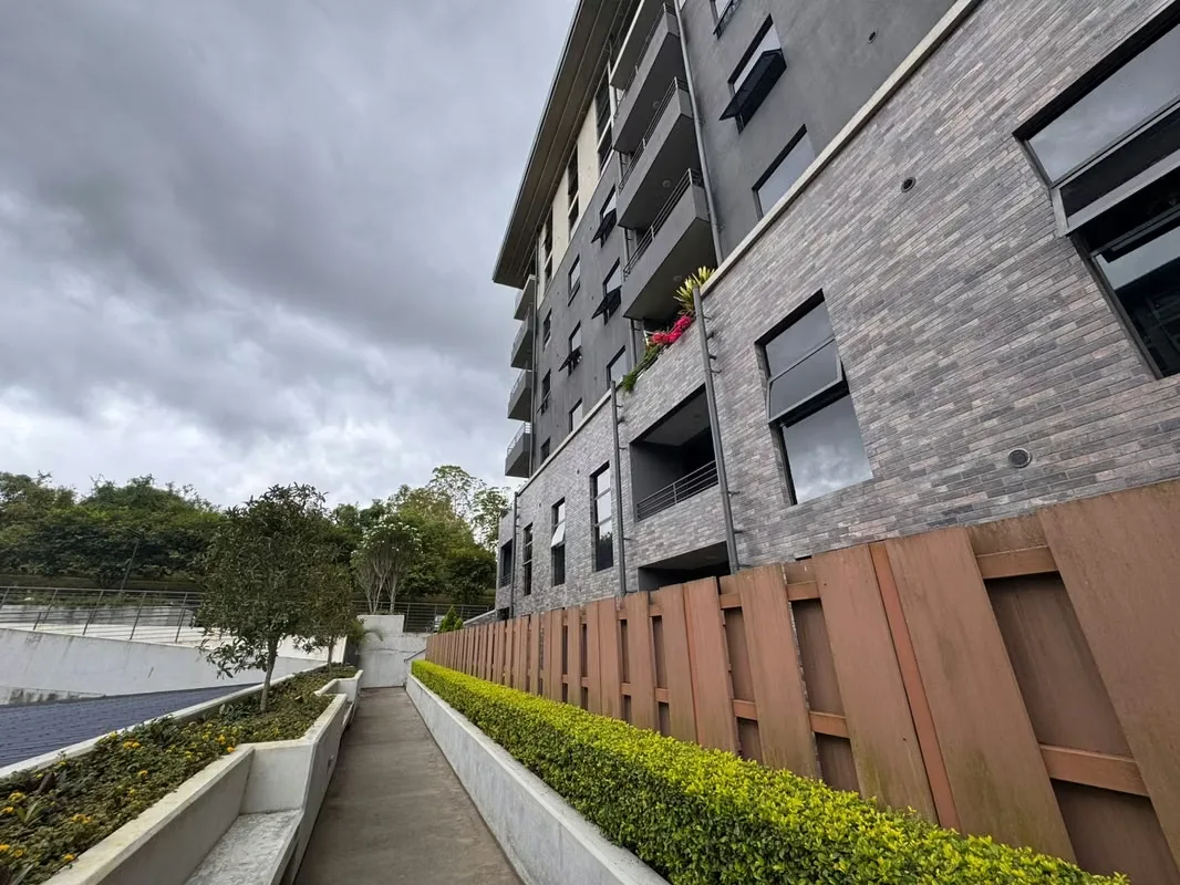 Se alquila apartamento en Condominio vertical Nueve-84 Curridabat cerca de Al Este.