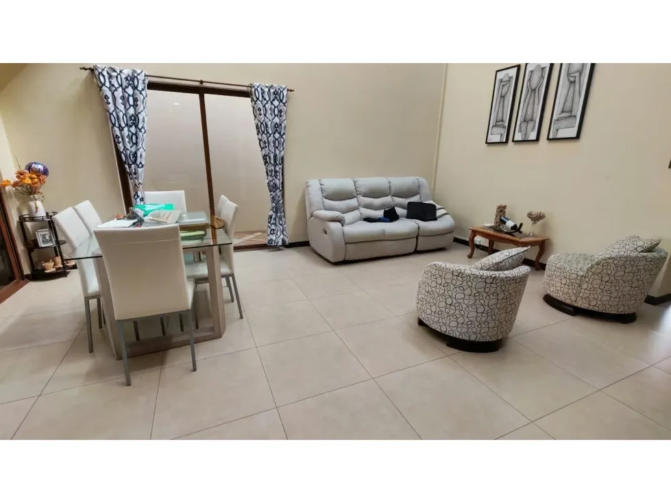 Se vende casa en residencial abierto, de dos niveles en Los Angeles de Santo Domingo de Heredia. Cuenta con una habitacion en el primer piso, con baño completo ...