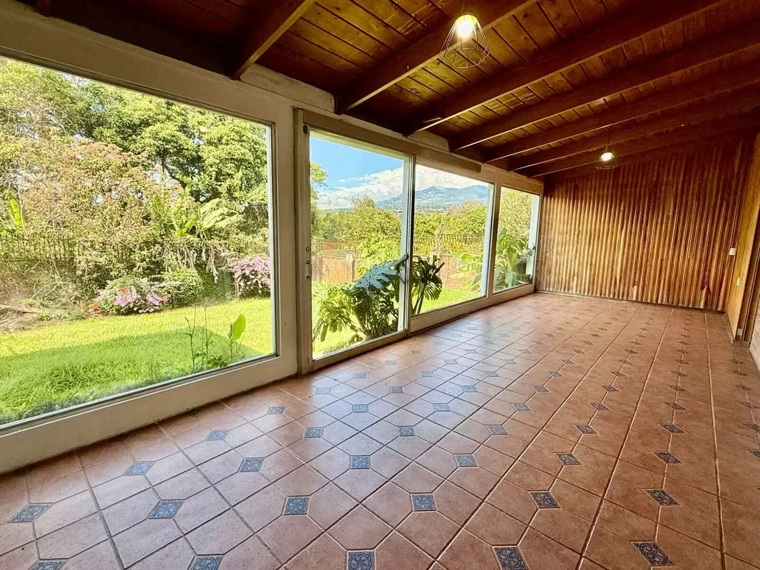 Se Alquila casa con amplio jardín por el Cristo de Sabanilla