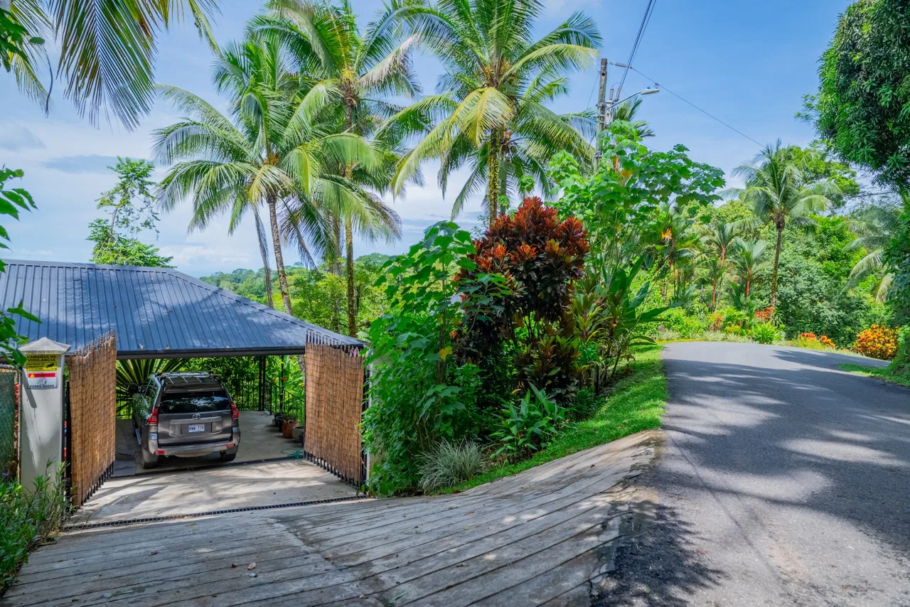 PROPERTY WITH A TWO BEDROOMS AND OCEAN VIEWS AND GUEST HOUSE, IN PLAYA HERMOSA – 6.45 ACRES, photo 4