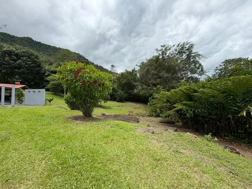 Terreno de 11.915 m2 y una construcción en zócalo, block, piedra y liviano que mide 500 m2.