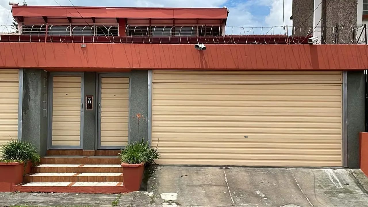 Casa independiente en venta una sola plata en Sabana Sur. Super ubicación. 3 habitaciones + oficina.