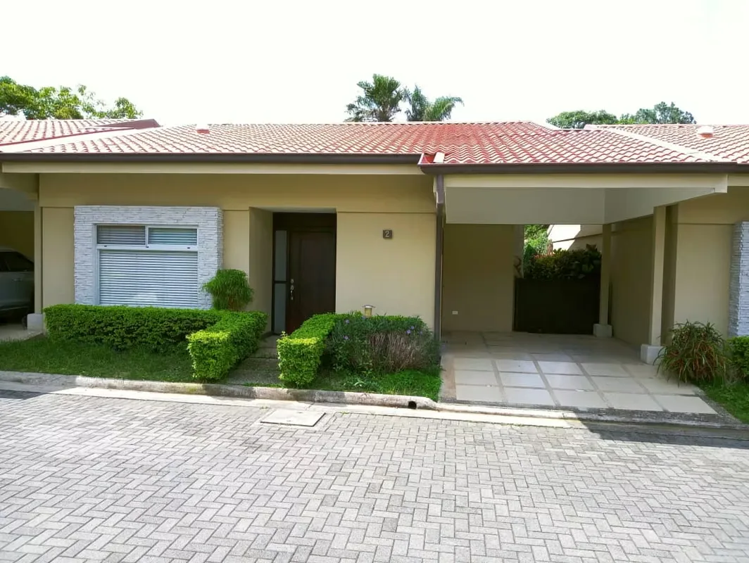 CASA CON USO MIXTO EN ROHRMOSER