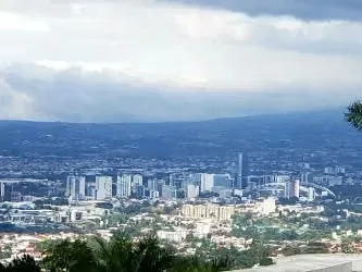 Magnifico lote de 5177 M2 ubicado en Escazú a escasos 4 minutos subiendo desde el centro. Extraordinaria vista a la ciudad y las montañas, en una zona de hermosa vegetación, ...