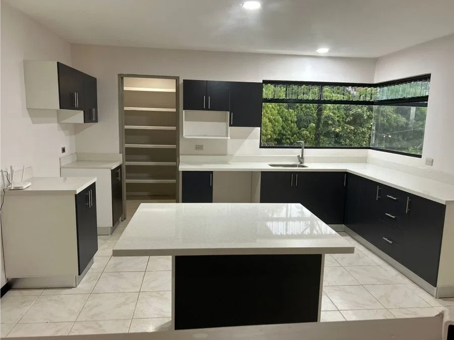 Casa Bello Horizonte Escazú con preciosa visita. Recién remodelada