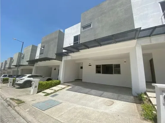 Casa en Venta de 3 Habitaciones con Jardín KVV