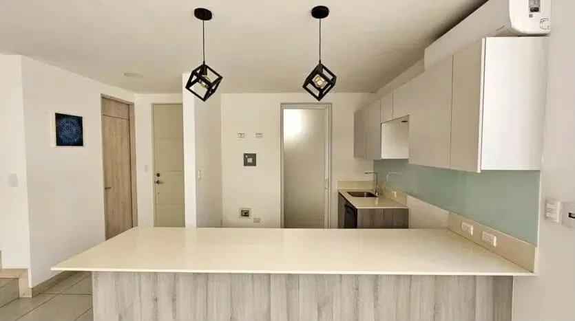 Enjoy comfort, security and a privileged location in Condominio La Arboleda, close to important corporate centers and with a variety of amenities for the ...
