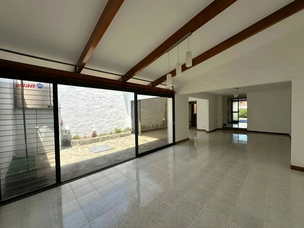 This amazing house is located in a mini condo in Trejos Montealegre Escazú. With security 24 / 7, small green areas in social ...