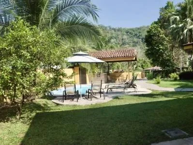 Casa de montaña de 4 dormitorios con estudio para invitados, privado, moderno y cerca de la playa