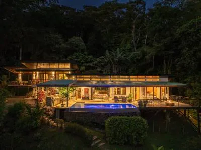 Casa Meraki: Vida tropical moderna con vistas a la «Cola de Ballena» en Uvita