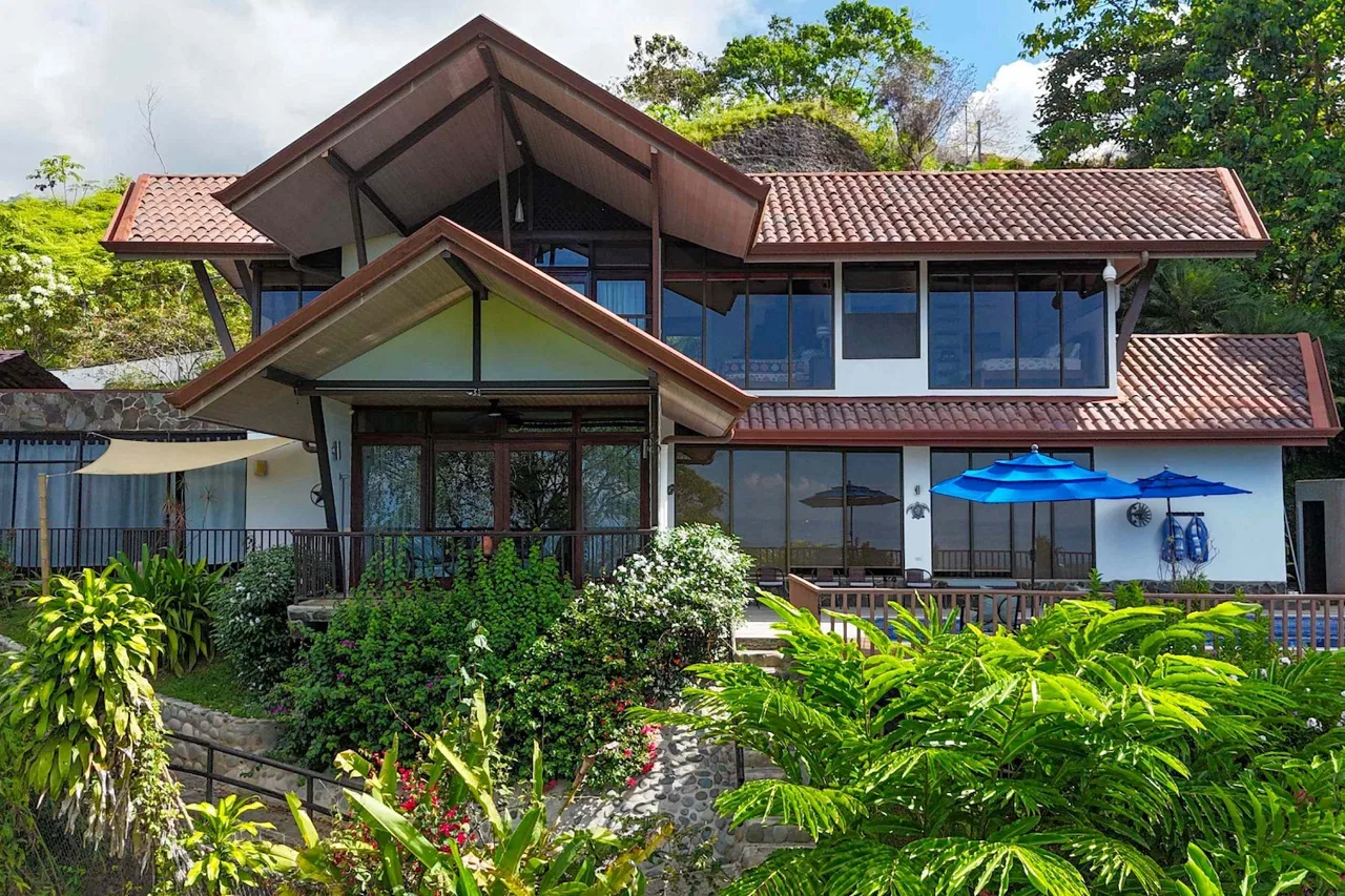 MOUNTAIN PROPERTY WITH FOUR BEDROOM WITH OCEAN VIEWS, IN OJOCHAL – 0.37 ACRES