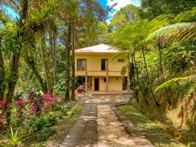 Casa de 3 habitaciones en la selva tropical de Ojochal con río y cascada