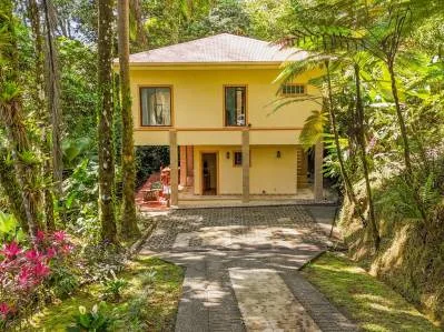 Casa de 3 habitaciones en la selva tropical de Ojochal con río y cascada, photo 2