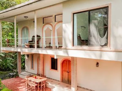 Casa de 3 habitaciones en la selva tropical de Ojochal con río y cascada, photo 4