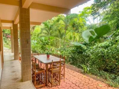 Casa de 3 habitaciones en la selva tropical de Ojochal con río y cascada, photo 6