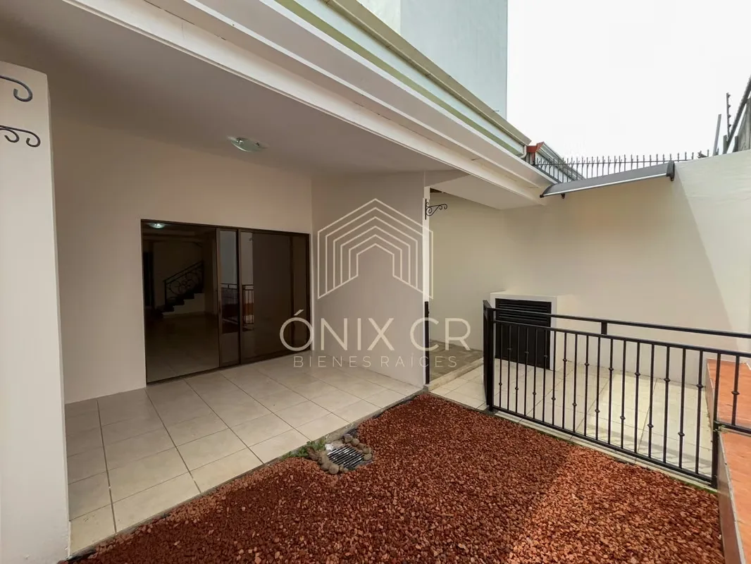 Casa de 220 m² en excelente estado de conservación, ideal para quienes buscan amplitud, tranquilidad y una ubicación estratégica en el Este. Espacio perfecto tanto para vida ...