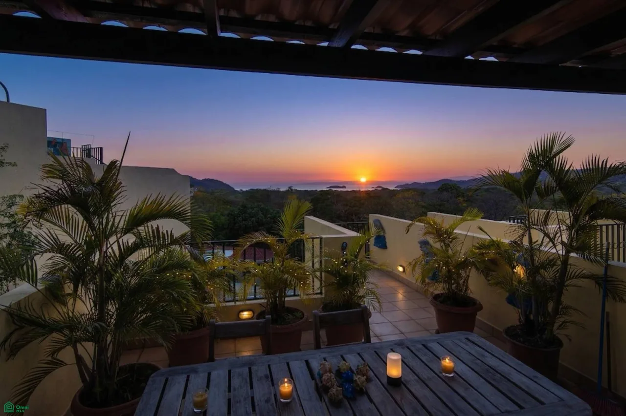 Townhouse con azotea privada en Playas del Coco