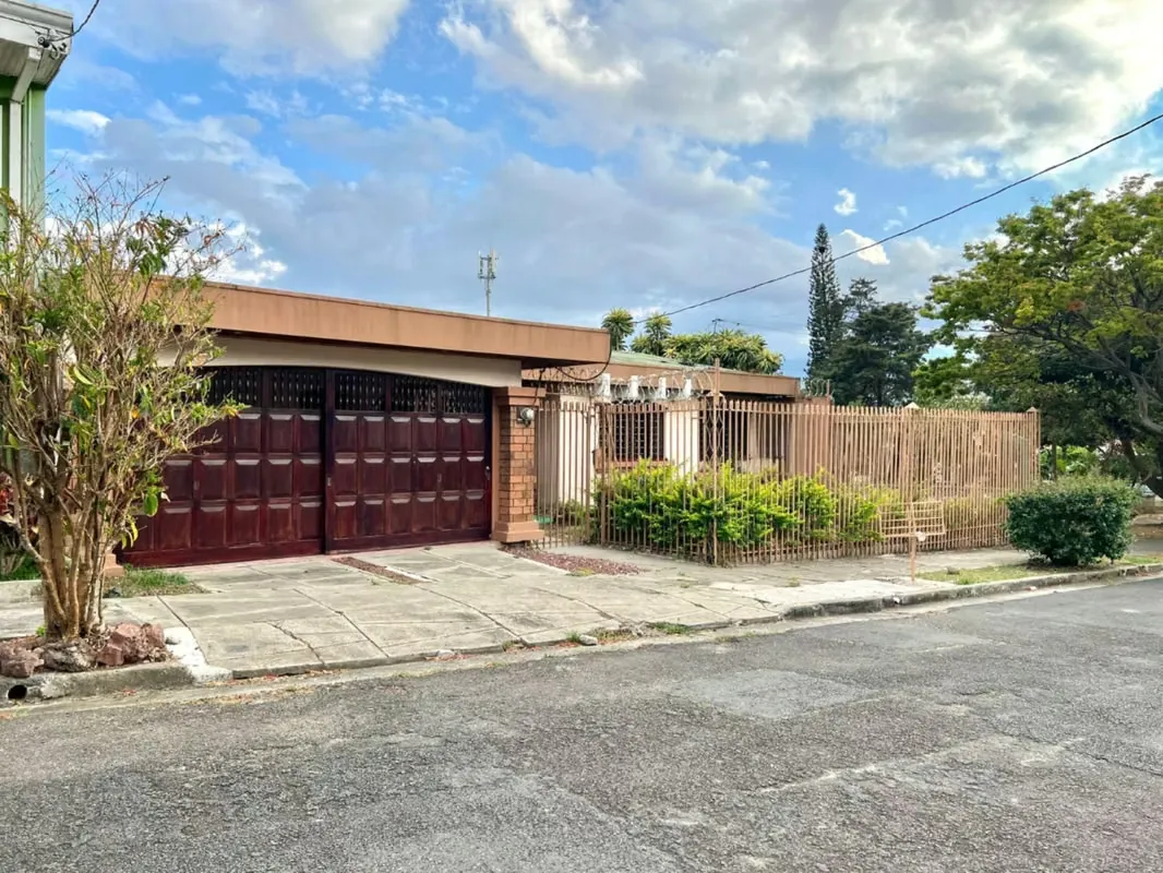 House in Montealegre Urbanization, Zapote/Yoses Sur