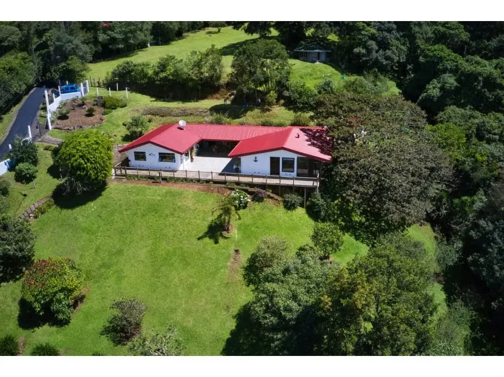 Amplio Terreno con casa en Heredia, Santa Barbara