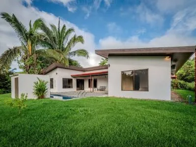 Marca nueva: 3 habitaciones, 2.5 baños | Piscina, techos altos