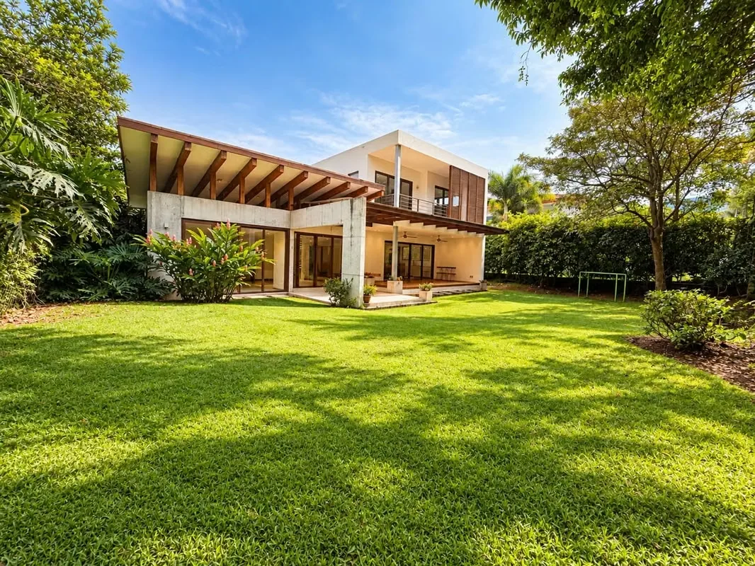 Espectacular residencia ubicada en el exclusivo Condominio La Hacienda, Río Oro de Santa Ana. Una propiedad que destaca por sus ...