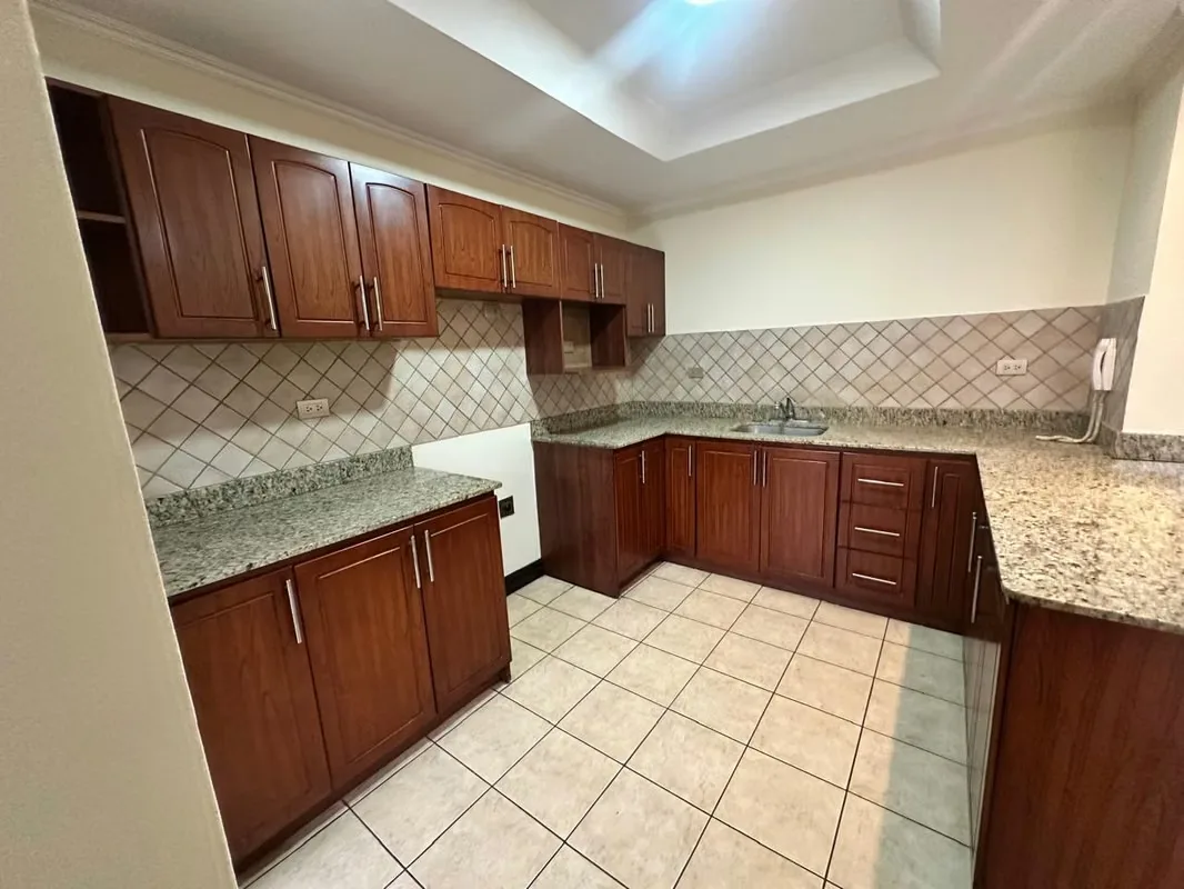 Descubre esta hermosa casa espaciosa, luminosa y con excelente distribución, ...
