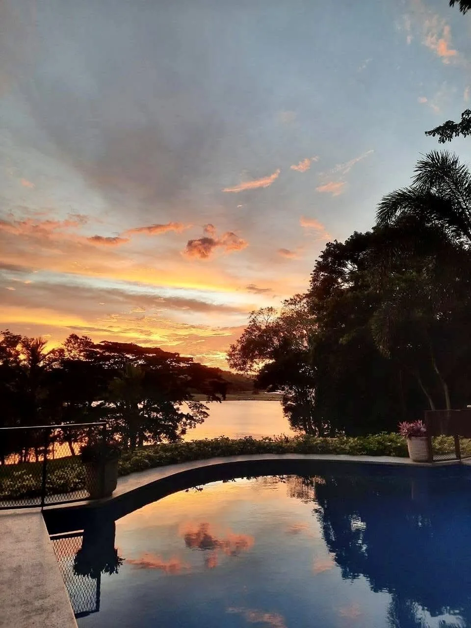 Lake-Access Luxury Villa with Pool, Jacuzzi &amp; Guest House, photo 2