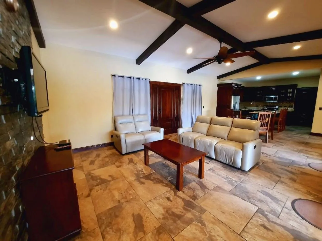 Lake-Access Luxury Villa with Pool, Jacuzzi &amp; Guest House, photo 11