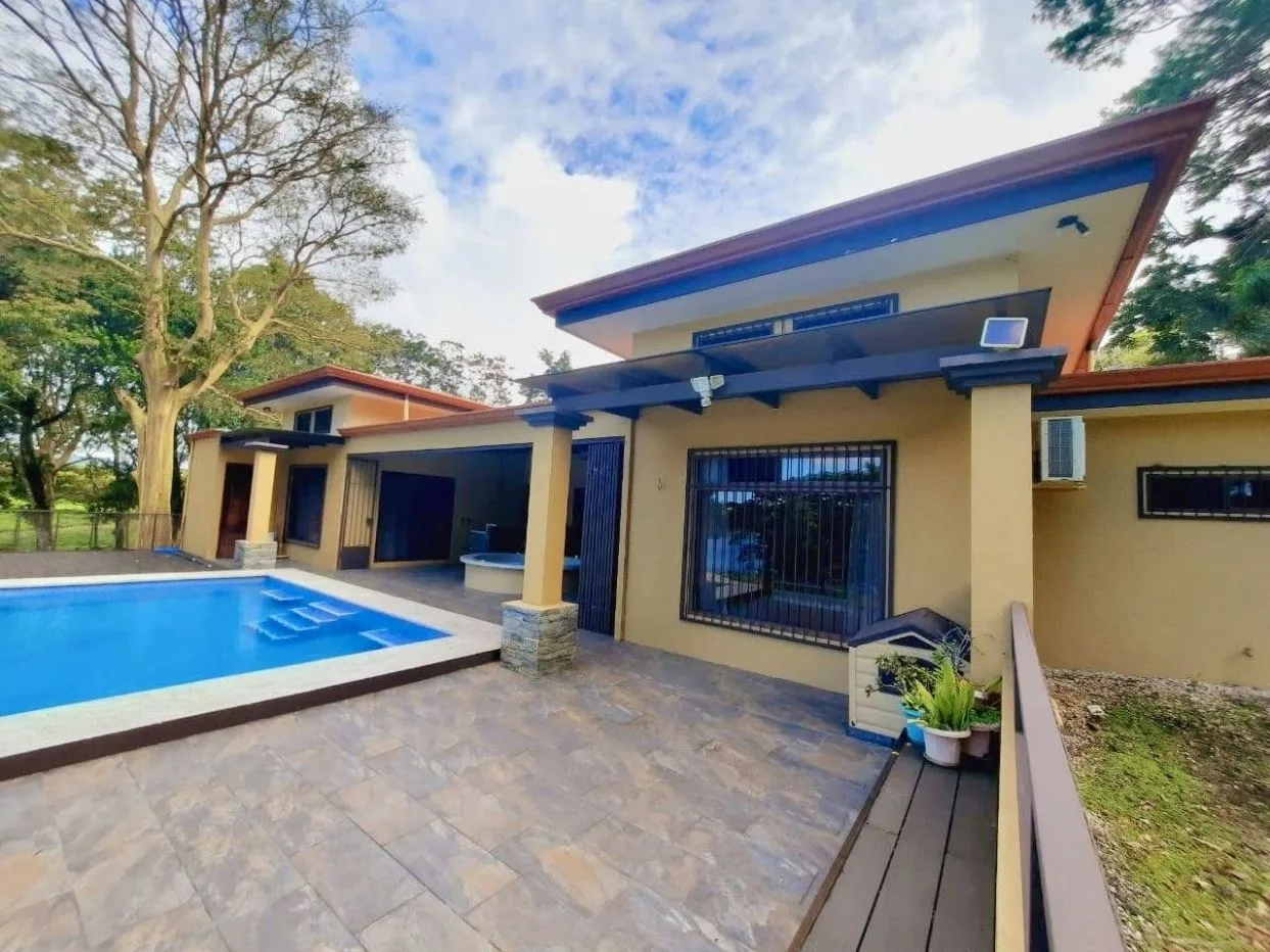 Lake-Access Luxury Villa with Pool, Jacuzzi &amp; Guest House, photo 15