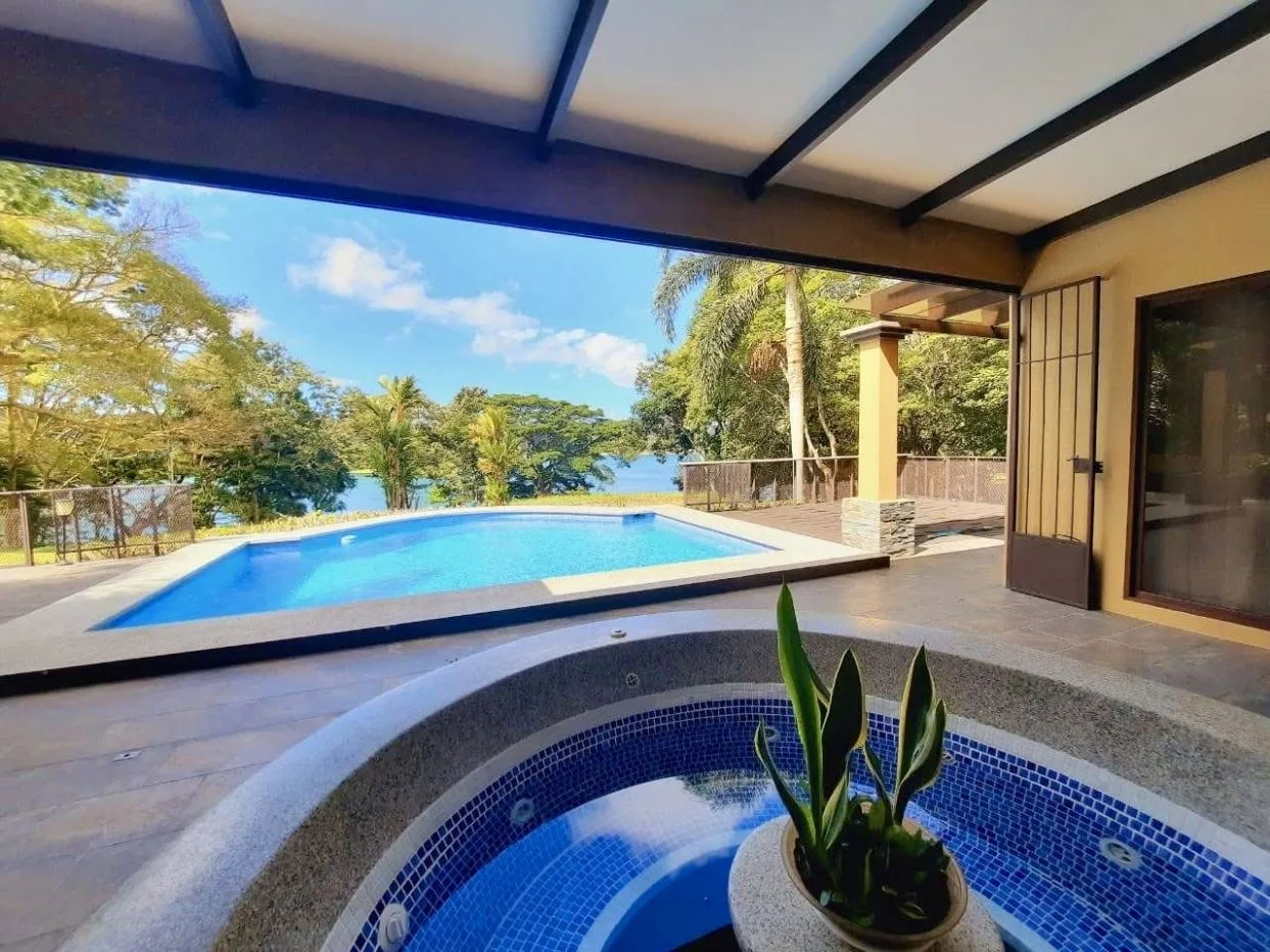 Lake-Access Luxury Villa with Pool, Jacuzzi &amp; Guest House, photo 3