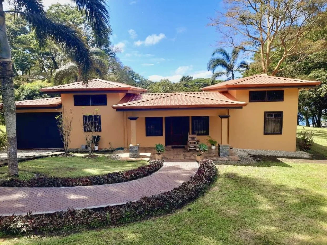 Lake-Access Luxury Villa with Pool, Jacuzzi &amp; Guest House, photo 4
