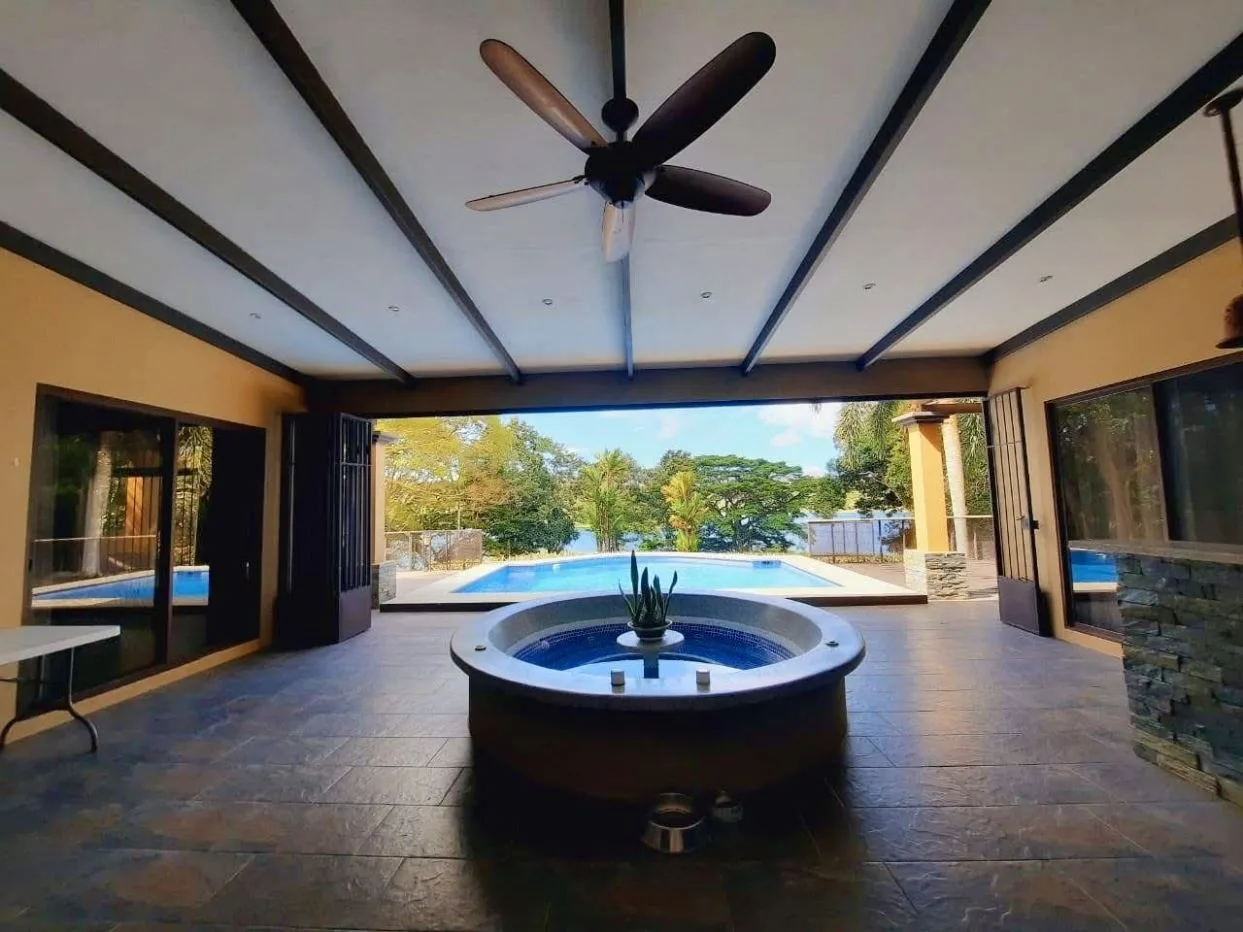 Lake-Access Luxury Villa with Pool, Jacuzzi &amp; Guest House, photo 6