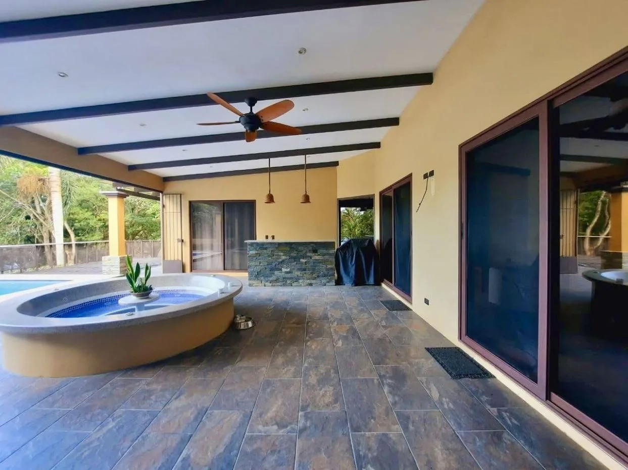Lake-Access Luxury Villa with Pool, Jacuzzi &amp; Guest House, photo 7