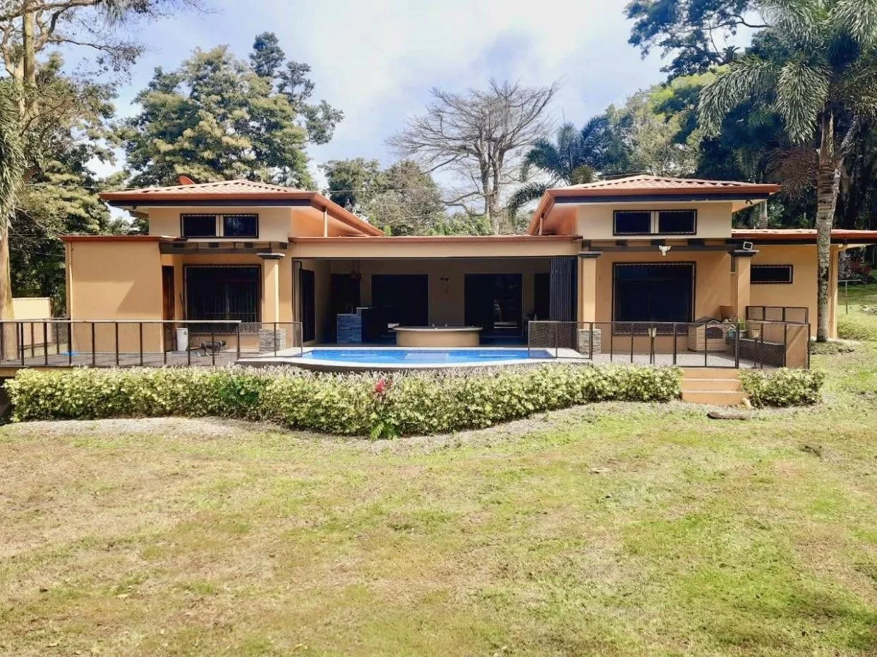 Lake-Access Luxury Villa with Pool, Jacuzzi &amp; Guest House, photo 8