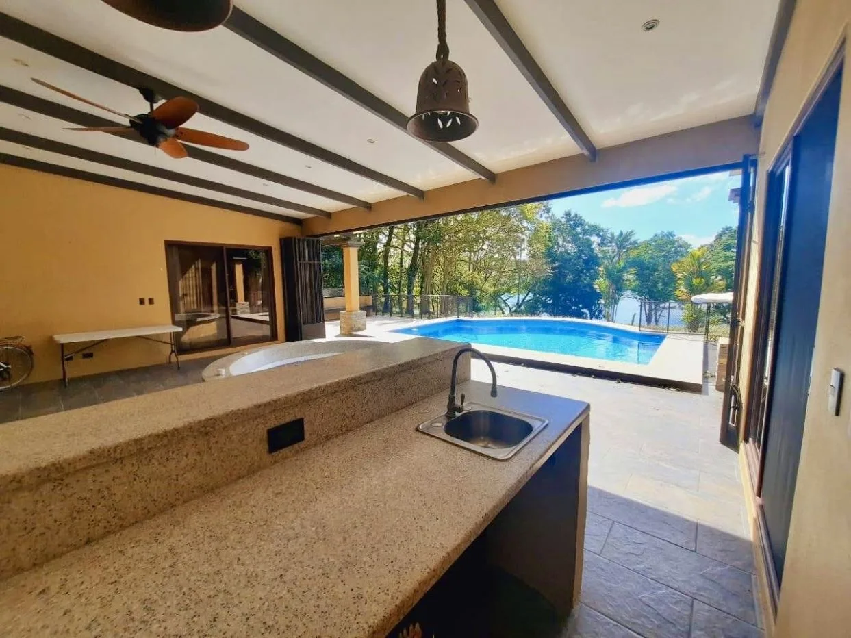 Lake-Access Luxury Villa with Pool, Jacuzzi &amp; Guest House, photo 9