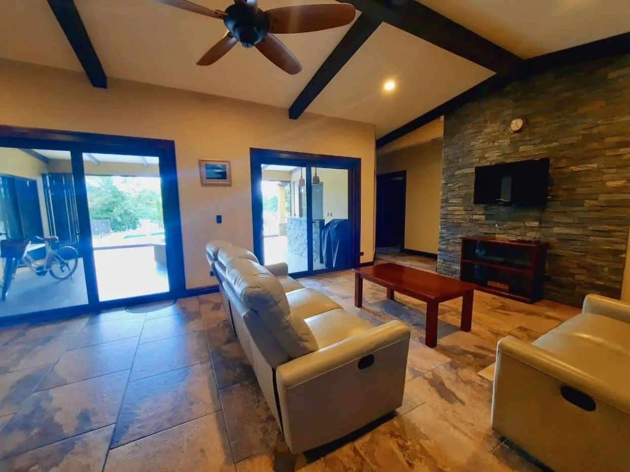 Lake-Access Luxury Villa with Pool, Jacuzzi &amp; Guest House, photo 10