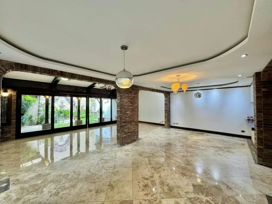 Una casa diferente dentro de Villas de Valencia: amplia, con carácter arquitectónico, jardín privado y ...