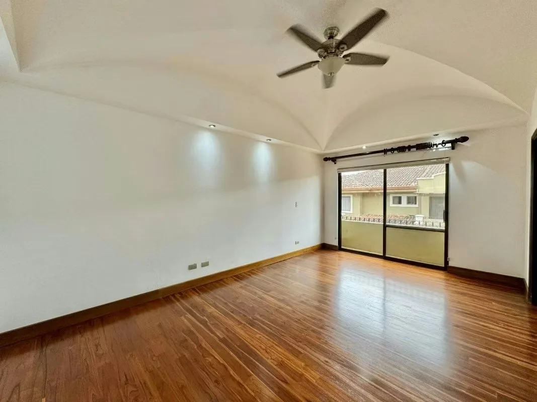 Una casa diferente dentro de Villas de Valencia: amplia, con carácter arquitectónico, jardín privado y ..., photo 11