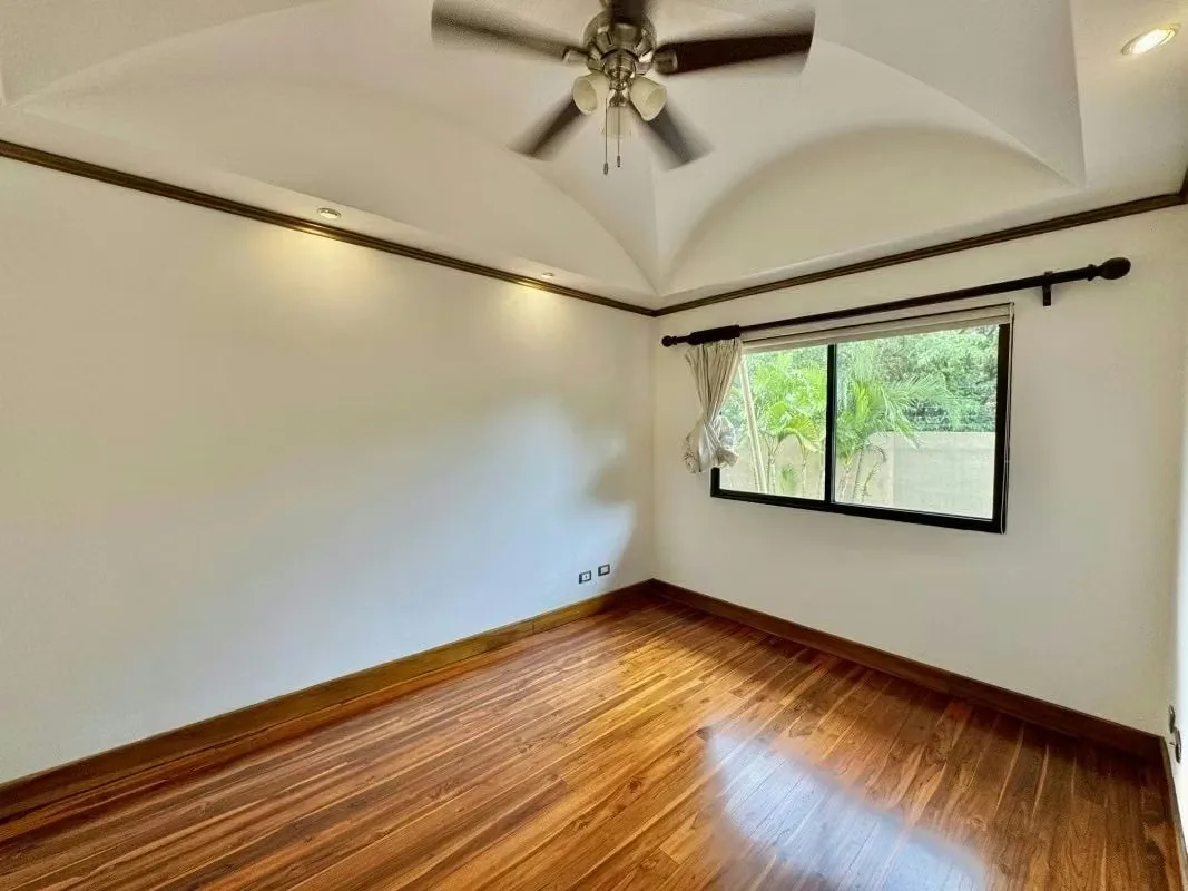 Una casa diferente dentro de Villas de Valencia: amplia, con carácter arquitectónico, jardín privado y ..., photo 15