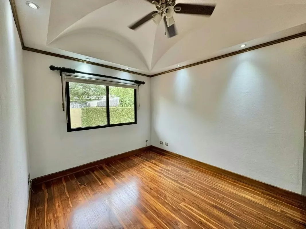 Una casa diferente dentro de Villas de Valencia: amplia, con carácter arquitectónico, jardín privado y ..., photo 16