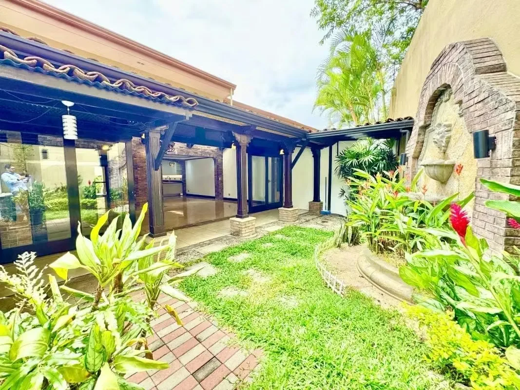 Una casa diferente dentro de Villas de Valencia: amplia, con carácter arquitectónico, jardín privado y ..., photo 8