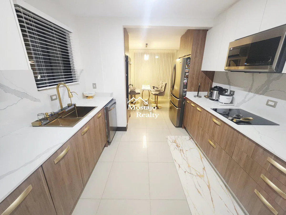 Venta de Casa Esquinera de Lujo, Condominio Parques del Sol, Santa Ana