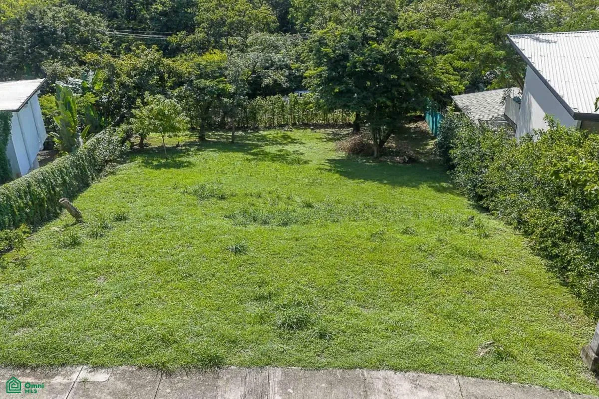 Amplio Lote en prestigiosa comunidad cerrada - ¡A pasos de Playa Tamarindo!