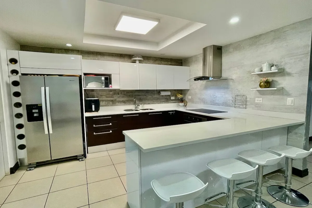 Alquiler casa de 2 plantas en condominio ubicado en Guachipelín de Escazú, cerca de colegios, supermercados, centros comerciales y ...