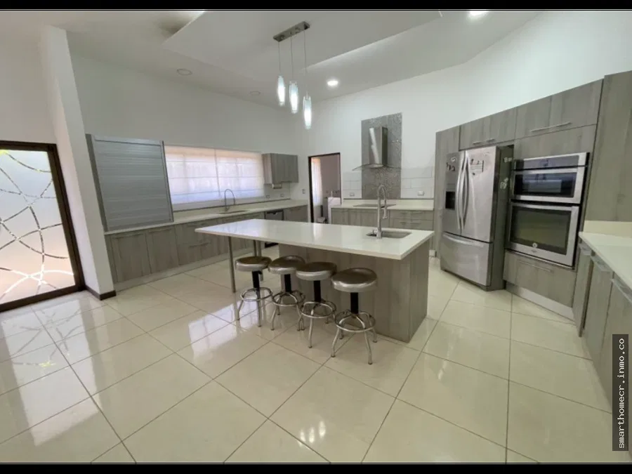SE VENDE / SE ALQUILA CASA DE UN NIVEL SAN ISIDRO DE HEREDIA*