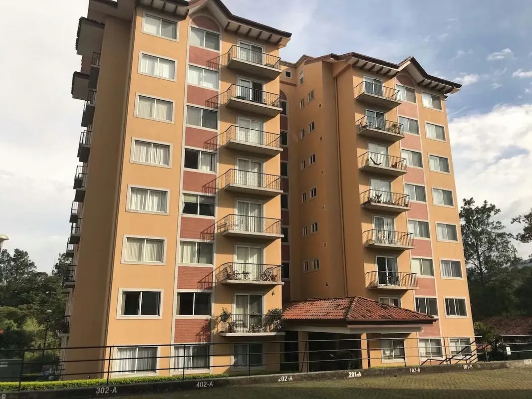With a very comfortable location, close to everything you need in Escazú, but at the same time surrounded by nature and tranquility, is this apartment, in a complex made up of only 2 ...
