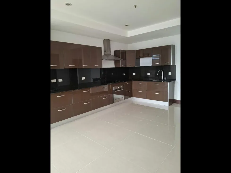 Se alquila apartamento ubicado en una de las zonas más prestigiosas y de fácil acceso de la ciudad, a tan solo unos pasos del Parque La Sabana. La propiedad se encuentra rodeada de ...