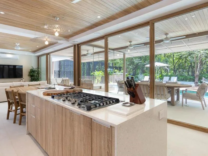 5 Bed Single Family Homes For Sale in Playa Grande, photo 3
