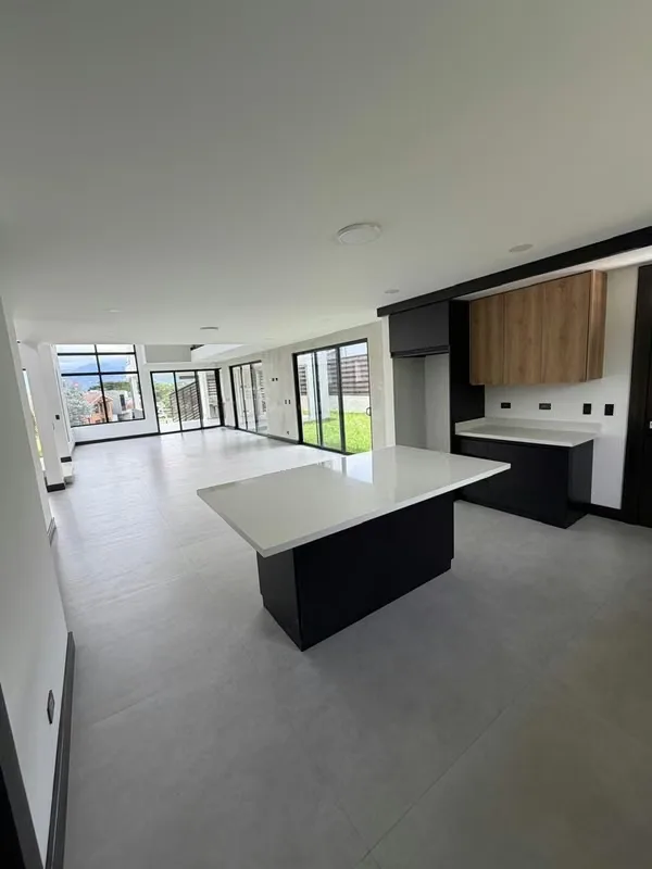 ¡CASA NUEVA ESQUINERA CON VISTA A LAS MONTAÑAS!